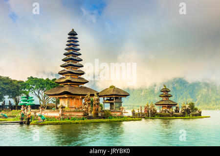 Un beau lever de soleil sur un lac Bratan avec ulundanu temple / pura Ulun Danu bratan, temple hindou sur le lac Bratan paysage, l'un des fameux sites touristiques attrac Banque D'Images