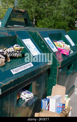 Conteneurs de recyclage vert avec plein de boîtes de papier et à une station de l'environnement en Suède, Soderhamn - 18 juillet 2017 Banque D'Images