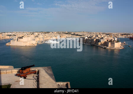 Le Grand Port de Malte, une destination méditerranéenne historique. Vue depuis la partie supérieure, La Valette Barrakka. Paysage urbain et de l'histoire maltaise. Banque D'Images