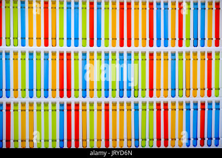 Mur de tubes à essai colorés dans l'histoire de Heinz Center, Pittsburgh, USA Banque D'Images