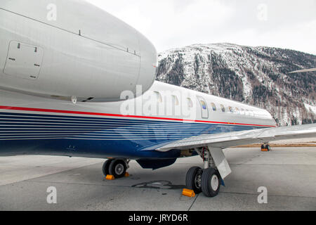 Une vue de côté tourné d'un jet privé à St Moritz en Europe Banque D'Images