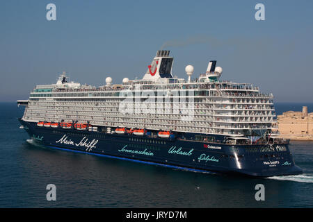 Voyages méditerranéens. Le navire de croisière modernes Mein Schiff 5, exploité par TUI Cruises, au départ de son port d'attache de La Valette, Malte Banque D'Images