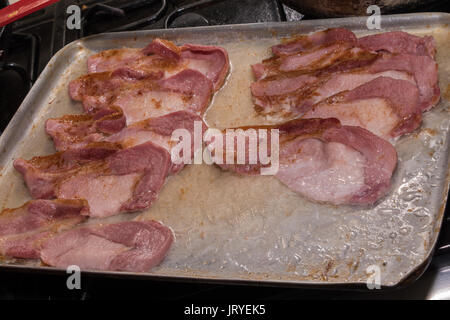 Bacon grillé sur une plaque de cuisson Banque D'Images