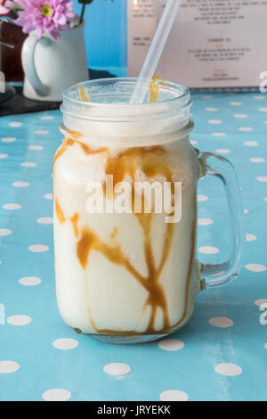 Caramel salé frappe servi dans un verre Banque D'Images