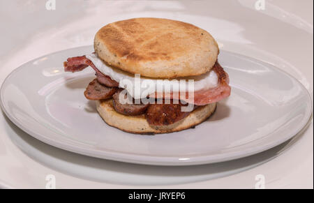 Oeufs et bacon saucisse sur un muffin Banque D'Images