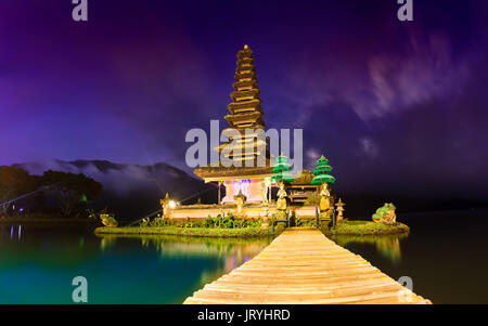 Paysage photo panoramique l'une des principales attractions populaires de l'île tropicale bali : pura Ulun Danu bratan, temple hindou sur le lac Bratan Banque D'Images