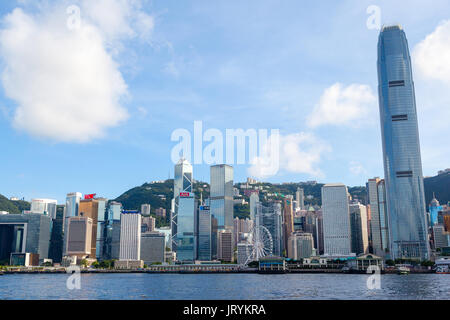 HONG KONG, le 10 juillet 2017 : les gratte-ciel modernes de l'Hong Kong downtown skyline at Central District vu depuis le port de Victoria. Banque D'Images