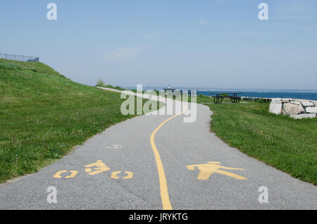 Chemin au bord de l'eau pour la marche et l'équitation avec des symboles pour vélo et voies de marche de Fort Taber @ le parc historique fort rodman New Bedford, MA USA Banque D'Images