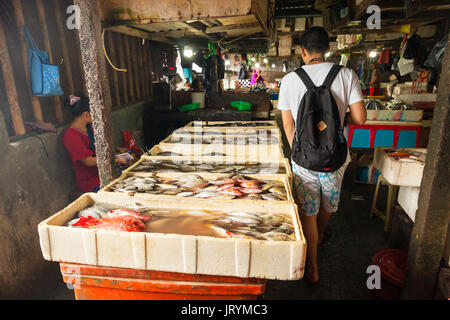 Silhouette d'un homme meilleur backpacker choisir des fruits de mer frais dans le marché local sur l'île tropicale Banque D'Images