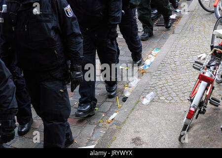 BERLIN, ALLEMAGNE - le 1 mai 2017 : la police anti-émeute marche sur le premier mai à Berlin, Allemagne, le 1 mai 2017. Banque D'Images