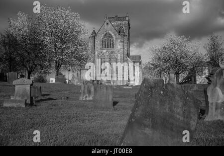850 ans Paisley Abbey se dresse majestueusement au milieu de Paisley Banque D'Images