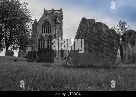 Paisley Abbey de l'ancien cimetière près de l'abbaye montrant certaines des pierres tombales anciennes dans le cimetière à côté de l'hôtel de ville Banque D'Images