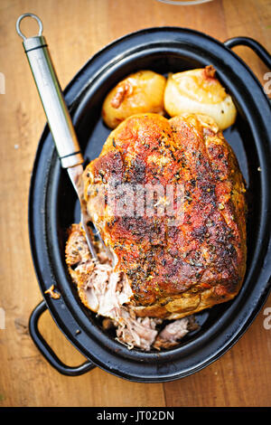 Épaule de porc grillé avec des oignons en sauce Banque D'Images