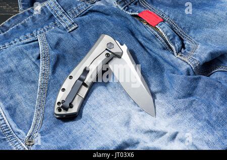 Couteau de poche pour l'exécution de tous les jours dans une position courbée. Banque D'Images