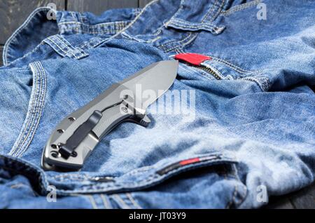 Couteau de poche pour l'exécution de tous les jours. Ambiance froide. Banque D'Images