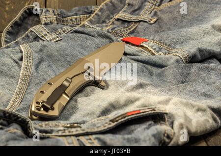 Couteau de poche pour l'exécution de tous les jours. Ambiance chaleureuse. Banque D'Images