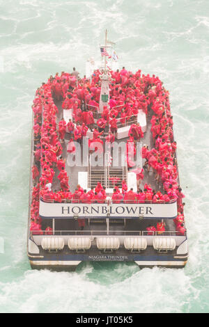 Niagara Falls Niagara Hornblower Thunder avec vestes imperméables rouge Banque D'Images