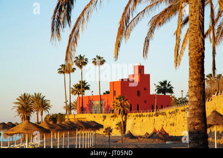 Plage au lever du soleil. Bil-Bil château construit en style néo-arabes en 1934, à Benalmadena. La province de Malaga Costa del Sol. Andalousie Le sud de l'Espagne, Europe Banque D'Images