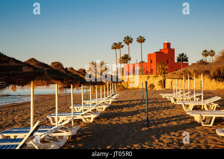 Des hamacs de la plage au lever du soleil. Bil-Bil château construit en style néo-arabes en 1934, à Benalmadena. La province de Malaga Costa del Sol. Andalousie Le sud de l'Espagne, Europ Banque D'Images