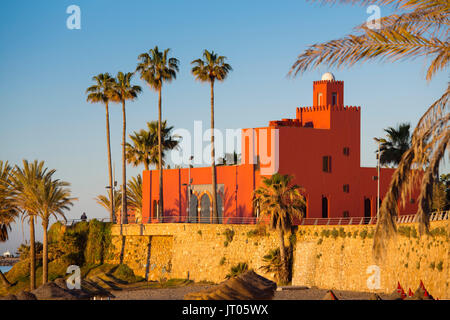 Plage au lever du soleil. Bil-Bil château construit en style néo-arabes en 1934, à Benalmadena. La province de Malaga Costa del Sol. Andalousie Le sud de l'Espagne, Europe Banque D'Images