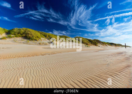 Les dunes de sable de la mer du Nord à De Haan, Belgique au coucher du soleil Banque D'Images