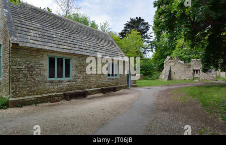 Prix de l'école, Tyneham, Dorset abandonnée en 1943. Aujourd'hui restauré comme une exposition Rectory Cottages derrière Banque D'Images