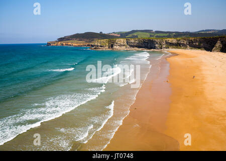 La plage de Protaras, Ribamontan al Mar, Trasmiera côte. Mer Cantabrique. Cantabrie espagne. L'Europe Banque D'Images