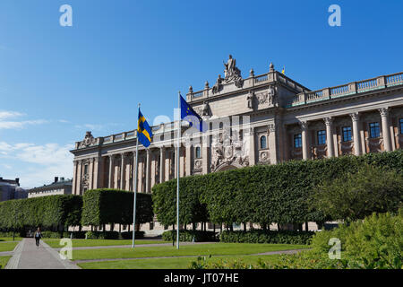 La Sveriges Riksdag, le parlement suédois, bâtiment, Stockholm. le suédois et l'Union européenne drapeaux à l'avant-plan. Banque D'Images