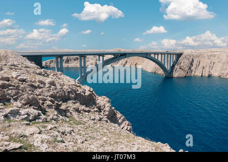 Pont à l'île de Pag, une île croate de la mer Adriatique et relié par le pont avec le continent Banque D'Images