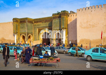 Scène de la vie de la rue. La porte Bab Mansour ou Bab El Aleuj Masour-porte, la place Lahdim. Ancienne cité impériale porte construite en 1732 par Moulay Abdallah, Meknès. Maroc Banque D'Images