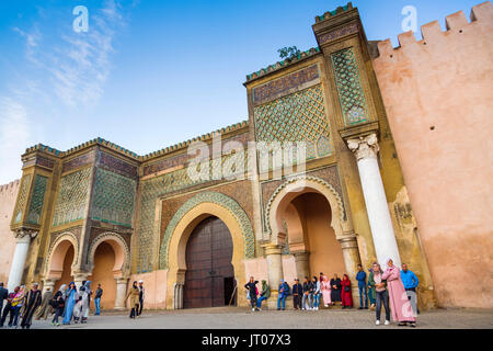 Scène de la vie de la rue. La porte Bab Mansour ou Bab El Aleuj Masour-porte, la place Lahdim. Ancienne cité impériale porte construite en 1732 par Moulay Abdallah, Meknès. Maroc Banque D'Images