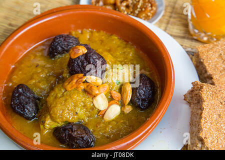 La cuisine marocaine. Plat traditionnel sur un restaurant typique, Tajine d'agneau aux pruneaux et aux amandes. Médina de Fès, Fes el Bali. Le Maroc, Maghreb North Afr Banque D'Images