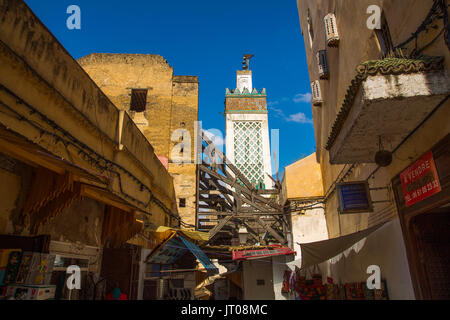 La Médersa Bou Inania minaret. Scène de la vie de la rue. Souk, Médina de Fès, Fes el Bali. Le Maroc, Maghreb, Afrique du Nord Banque D'Images
