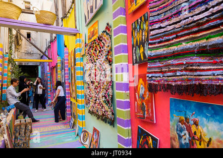 Scène de la vie de la rue, Art Gallery. Souk, Médina de Fès, Fes el Bali. Le Maroc, Maghreb, Afrique du Nord Banque D'Images