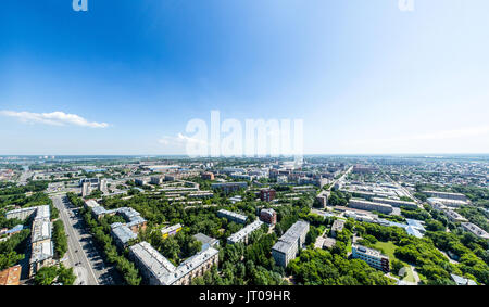 Avec vue sur la ville aérienne croisée des chemins, les routes, les maisons, les bâtiments, les parcs et les terrains de stationnement. Copter hélicoptère drone abattu. Grand angle panoramique image. Banque D'Images