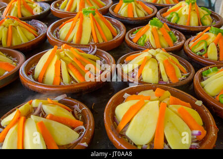 Plat tajine marocain traditionnel de cuisson, la viande et les légumes. Le Maroc, Maghreb, Afrique du Nord Banque D'Images