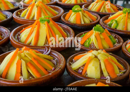 Plat tajine marocain traditionnel de cuisson, la viande et les légumes. Le Maroc, Maghreb, Afrique du Nord Banque D'Images