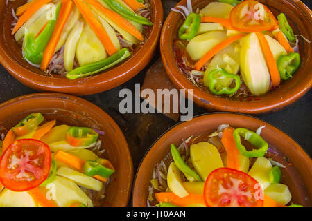 Plat tajine marocain traditionnel de cuisson, la viande et les légumes. Le Maroc, Maghreb, Afrique du Nord Banque D'Images