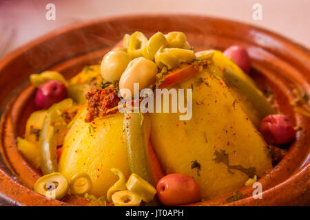 Plat tajine marocain traditionnel de cuisson, la viande et les légumes. Le Maroc, Maghreb, Afrique du Nord Banque D'Images