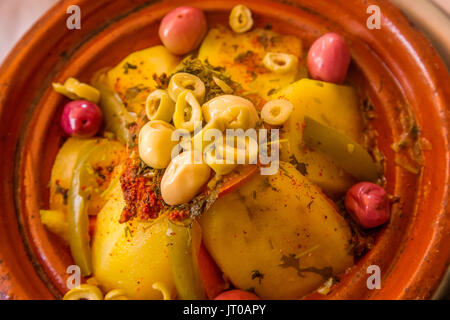 Plat tajine marocain traditionnel de cuisson, la viande et les légumes. Le Maroc, Maghreb, Afrique du Nord Banque D'Images