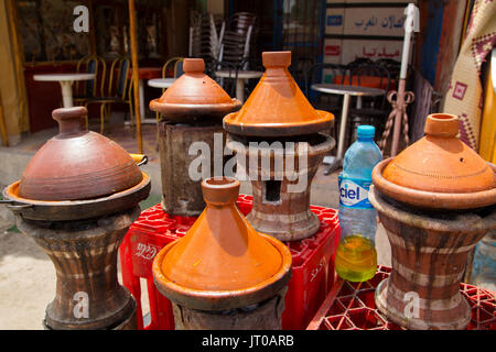 Plat tajine marocain traditionnel de cuisson. Le Maroc, Maghreb, Afrique du Nord Banque D'Images