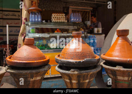 Plat tajine marocain traditionnel de cuisson. Le Maroc, Maghreb, Afrique du Nord Banque D'Images