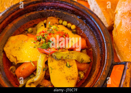 Un plat traditionnel marocain, tajine avec des légumes dans un restaurant, Ouarzazate. Le Maroc, Maghreb, Afrique du Nord Banque D'Images