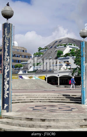 L'Esplanade de la Commune de Paris, Noisy-le-Grand, vue nord-ouest de niveau supérieur de l'esplanade, combinaison d'appartements et de bureaux, Banque D'Images