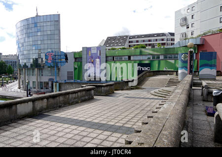 L'Esplanade de la Commune de Paris, Noisy-le-Grand, edge du haut niveau de l'esplanade, des bancs en béton et non utilisés, changements de niveau, etc. Banque D'Images