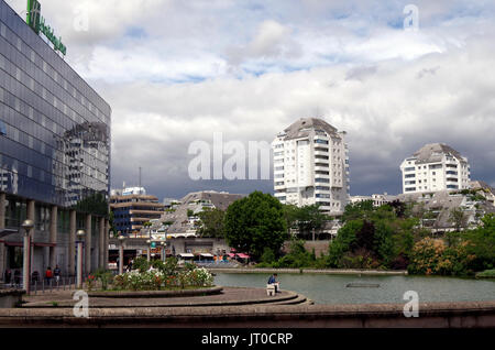 L'Esplanade de la Commune de Paris, Noisy-le-Grand, l'esplanade du lac, à gauche, tantôt plus petite échelle, de l'habitation et immeuble de bureaux, sur west & nort Banque D'Images