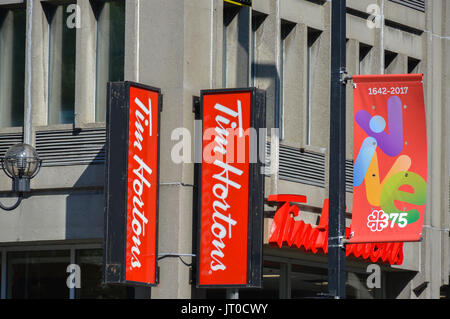 Montréal, Canada - 2 août 2017 : l'extérieur d'un café Tim Hortons au cours de la journée Banque D'Images