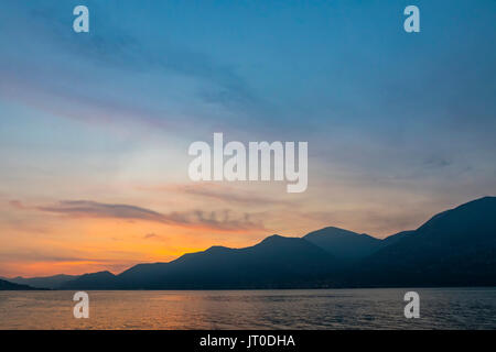 Au coucher du soleil brumeux pittoresque lac d'Iseo, Lombardie, Italie Banque D'Images