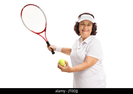 Joueur de tennis âgés se préparer à servir isolé sur fond blanc Banque D'Images