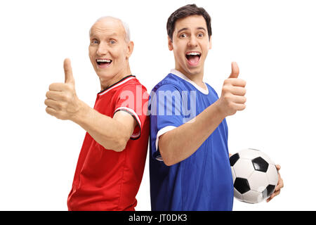 Jeune homme et un haut avec un football jerseys habillé en décisions thumb up signe isolé sur fond blanc Banque D'Images